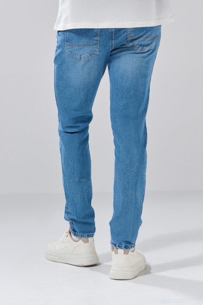 Jean azul medio skinny infaltables con bolsillos y tiro bajo
