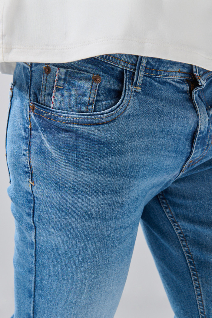 Jean azul medio skinny infaltables con bolsillos y tiro bajo
