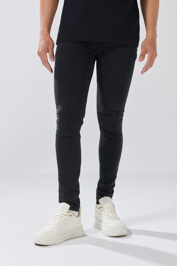 Jean gris intenso skinny con bolsillos y tiro bajo

