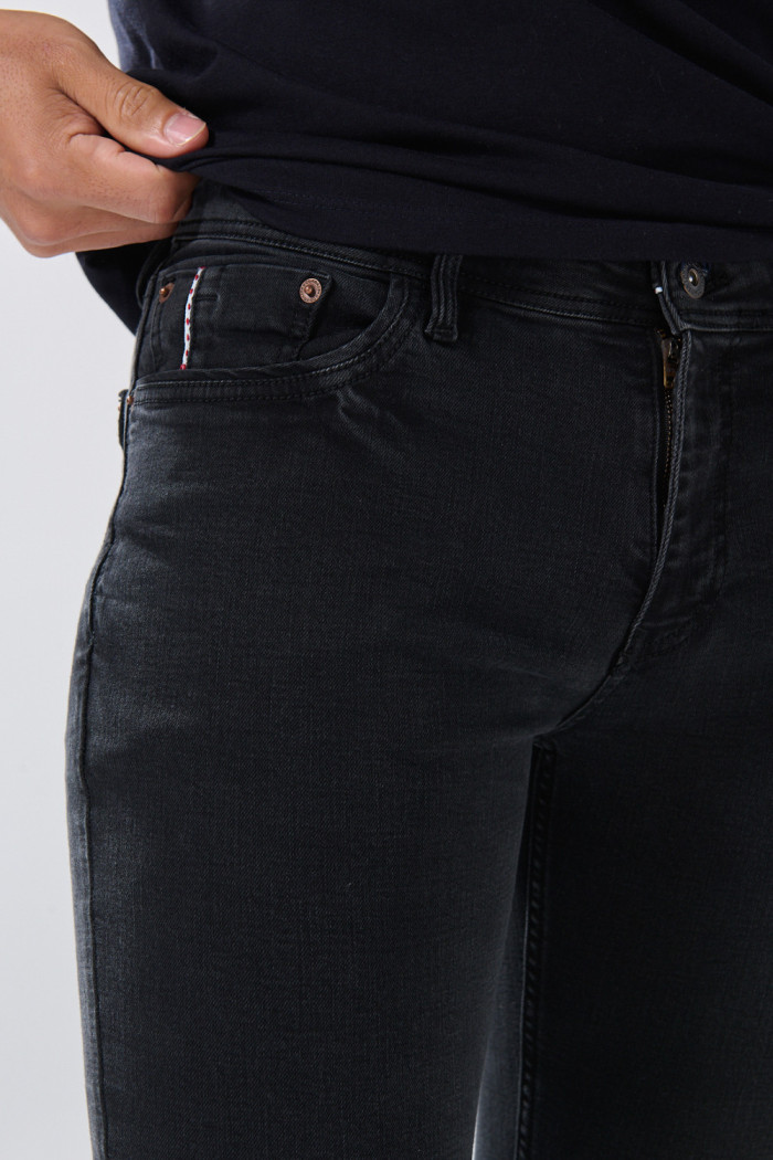 Jean gris intenso skinny con bolsillos y tiro bajo
