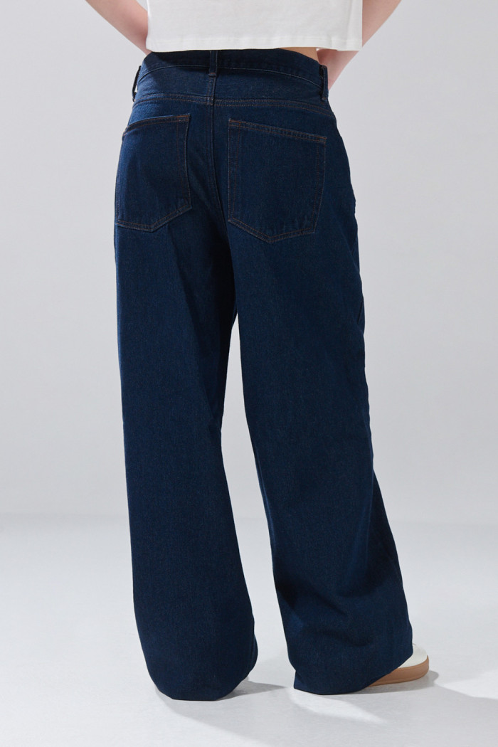 Jean baggy azul intenso tiro medio con costuras y bota ancha
