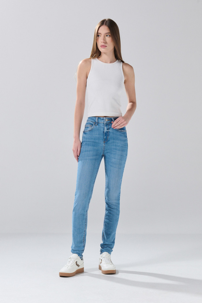 Jean jegging ceñido súper tiro alto azul medio con bolsillos