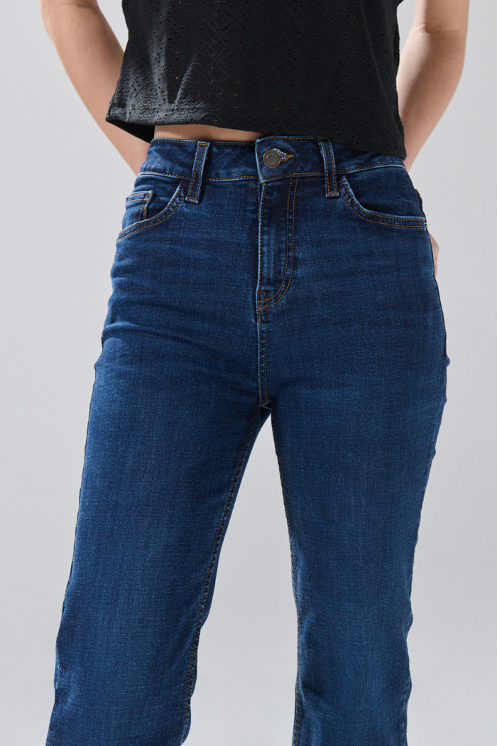 Jean azul oscuro straight leg bota recta con tiro alto