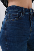 Jean azul oscuro straight leg bota recta con tiro alto