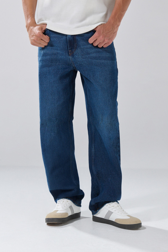 Jean baggy bota ancha azul oscuro tiro medio con bolsillos
