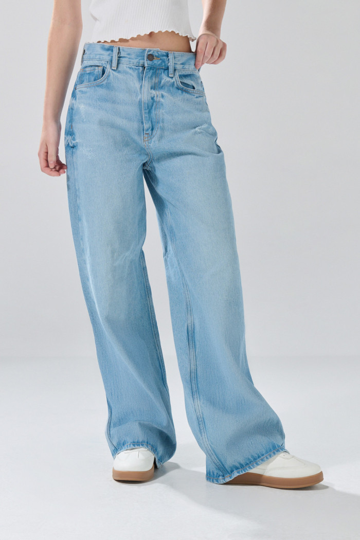 Jean tiro medio azul claro baggy con bota ancha y bolsillos
