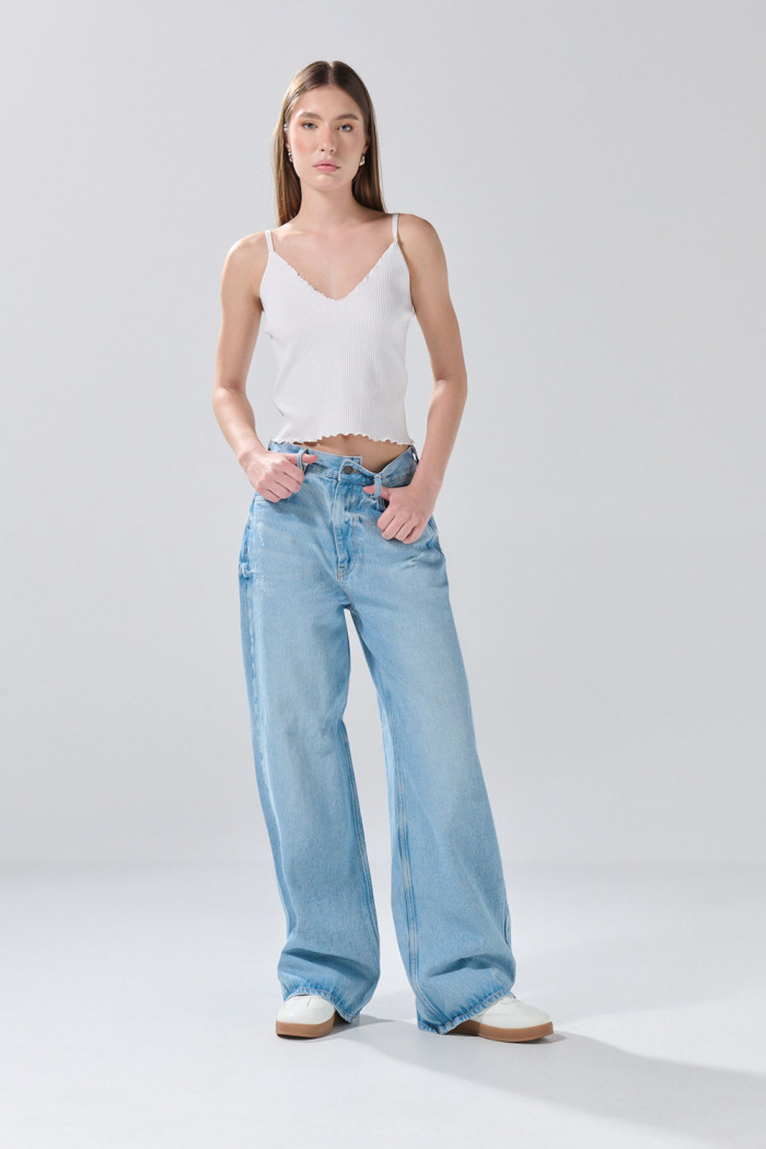 Jean tiro medio azul claro baggy con bota ancha y bolsillos
