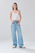 Jean tiro medio azul claro baggy con bota ancha y bolsillos