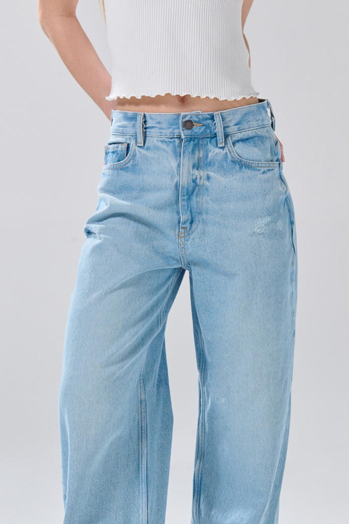 Jean tiro medio azul claro baggy con bota ancha y bolsillos