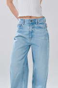 Jean tiro medio azul claro baggy con bota ancha y bolsillos