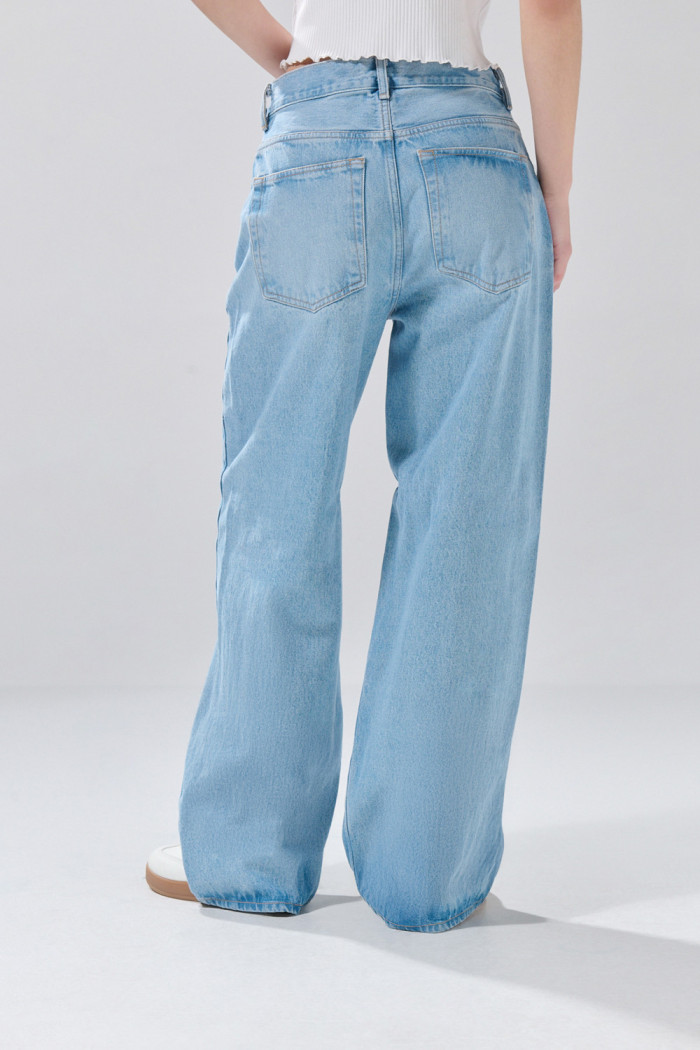 Jean tiro medio azul claro baggy con bota ancha y bolsillos