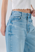 Jean tiro medio azul claro baggy con bota ancha y bolsillos