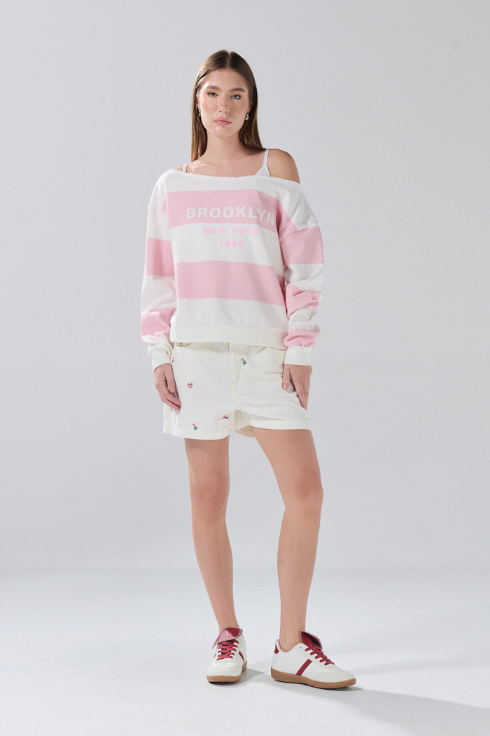 Buzo cuello redondo oversize crema college con rayas