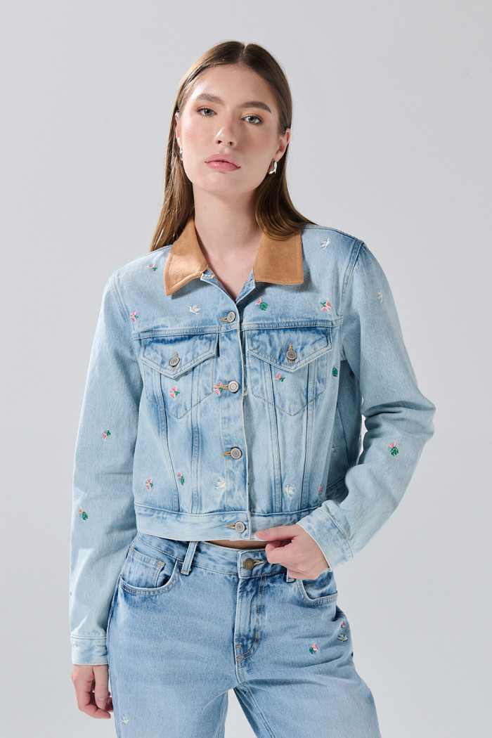 Chaqueta de jean slim azul con flores y cuello en contraste
