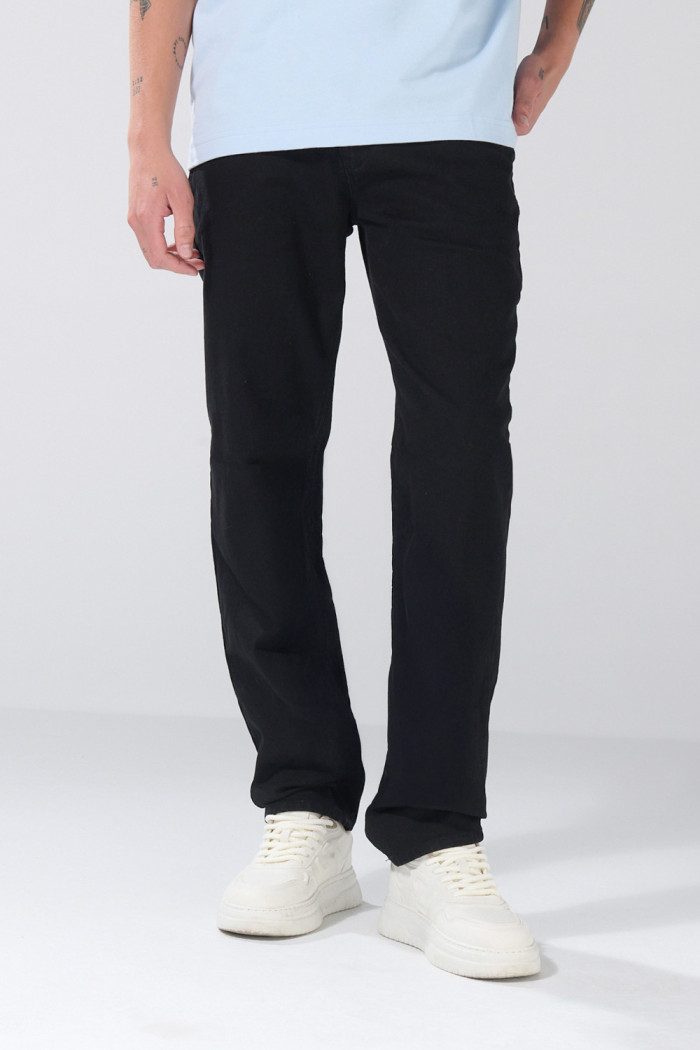 Jean tiro bajo negro slim infaltables con cremallera
