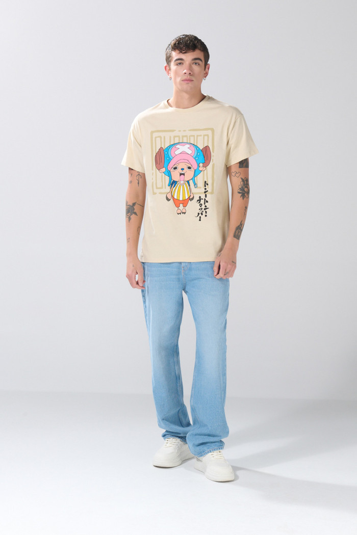 Camiseta kaki clara cuello redondo con arte de One Piece