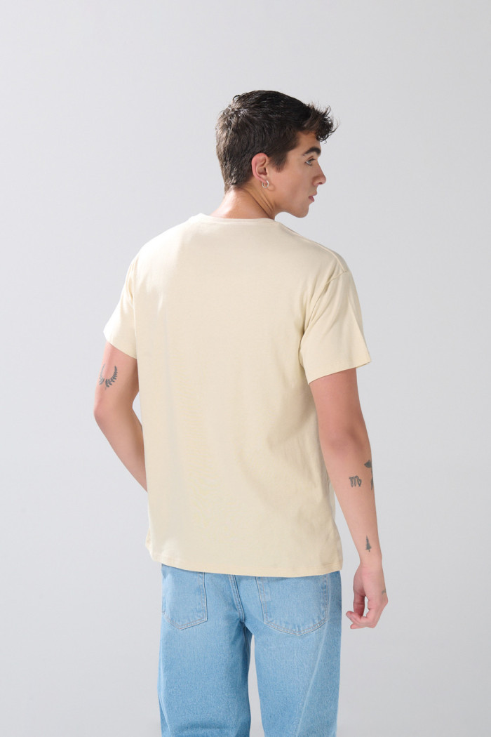 Camiseta kaki clara cuello redondo con arte de One Piece