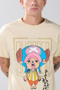 Camiseta kaki clara cuello redondo con arte de One Piece