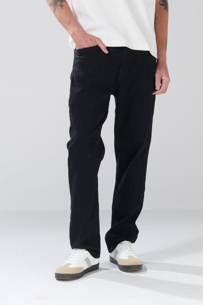 Jean negro straight leg infaltables tiro bajo con bota recta
