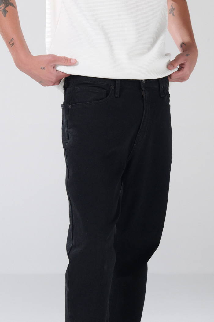 Jean negro straight leg infaltables tiro bajo con bota recta