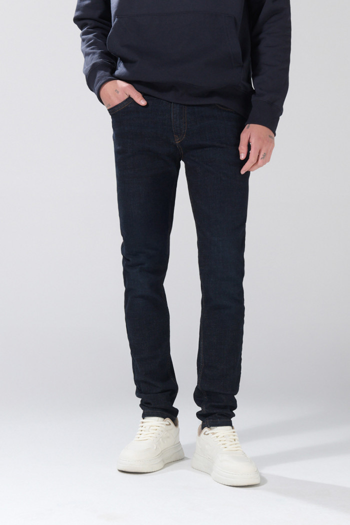 Jean skinny infaltables azul con tiro bajo y bolsillos
