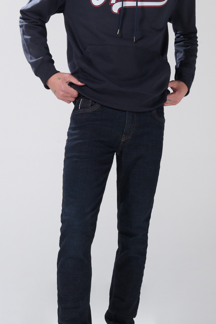 Jean skinny infaltables azul con tiro bajo y bolsillos
