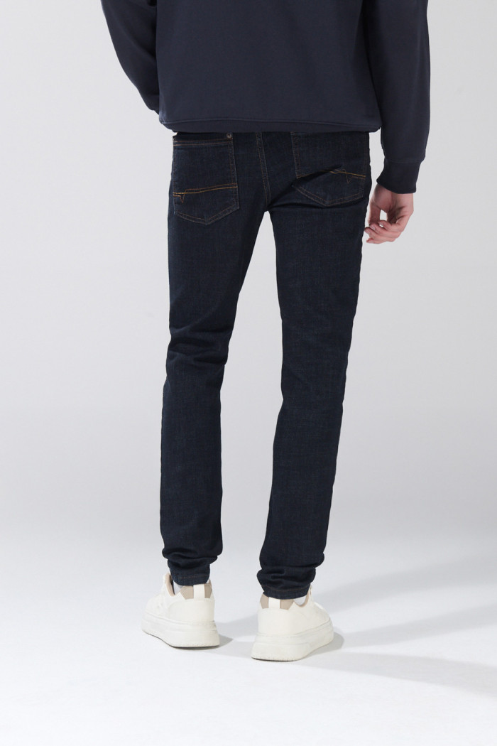Jean skinny infaltables azul con tiro bajo y bolsillos
