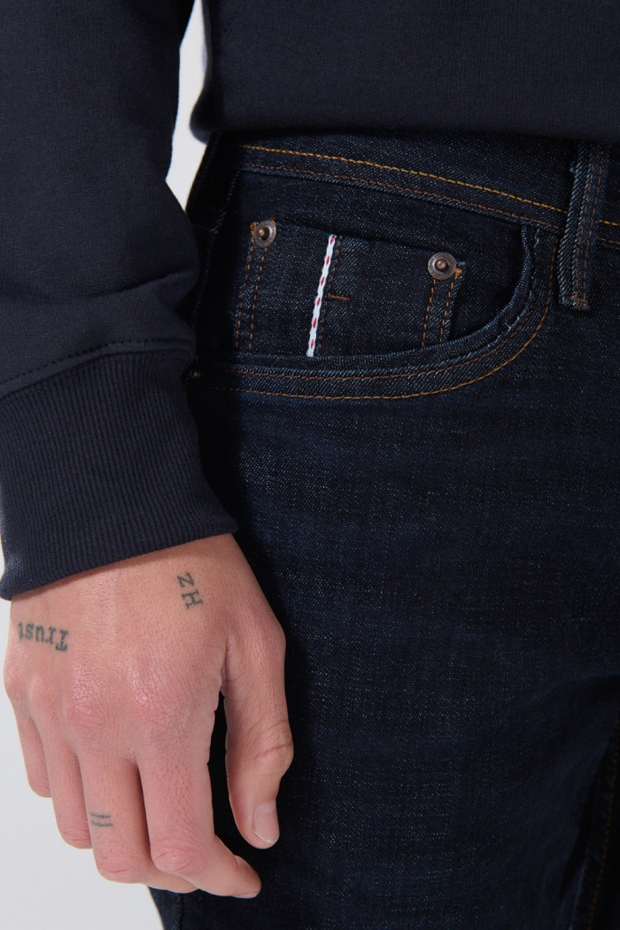 Jean skinny infaltables azul con tiro bajo y bolsillos

