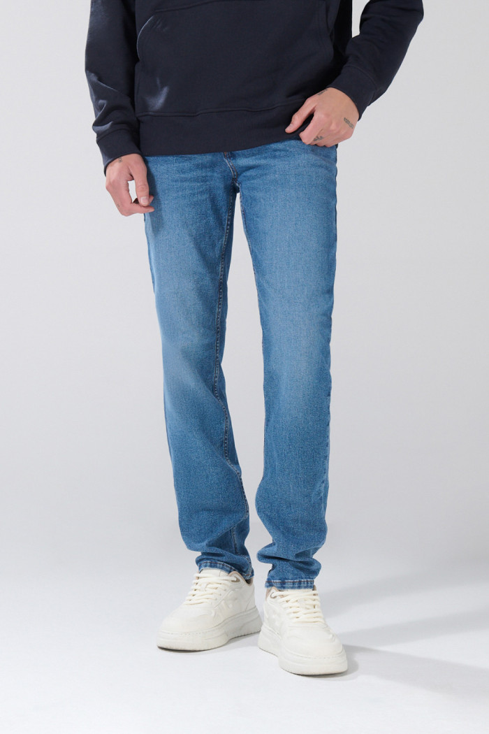 Jean tiro bajo slim infaltables azul con 5 bolsillos
