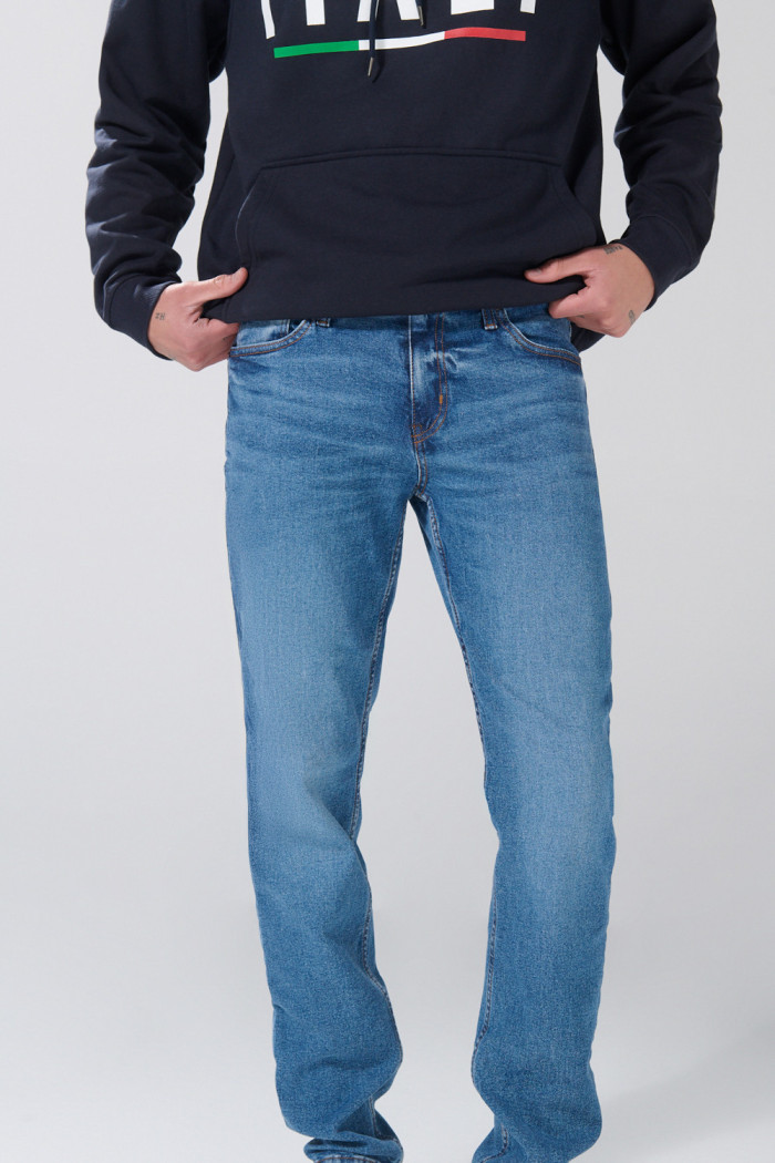 Jean tiro bajo slim infaltables azul con 5 bolsillos

