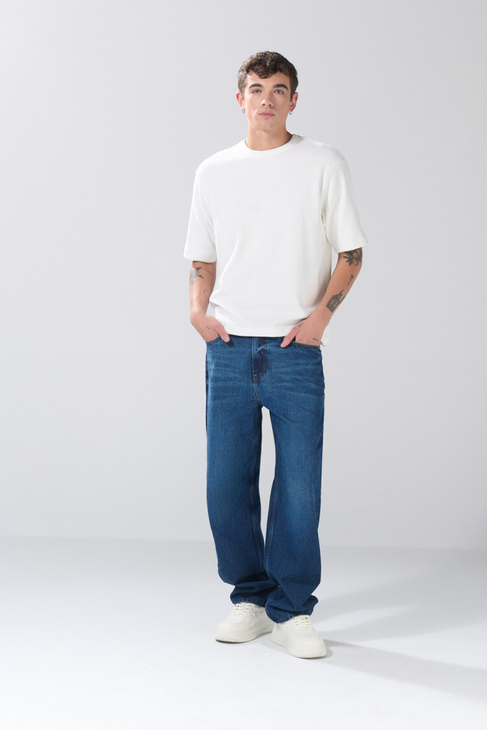 Jean tiro medio baggy infaltables azul oscuro con bota ancha
