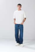 Jean tiro medio baggy infaltables azul oscuro con bota ancha
