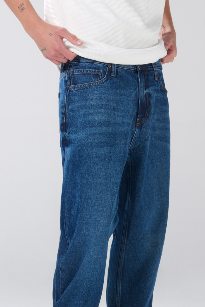 Jean tiro medio baggy infaltables azul oscuro con bota ancha
