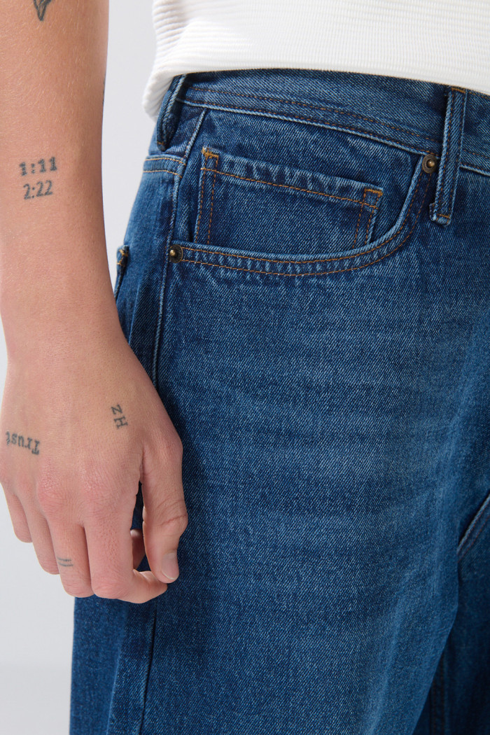 Jean tiro medio baggy infaltables azul oscuro con bota ancha
