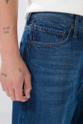 Jean tiro medio baggy infaltables azul oscuro con bota ancha
