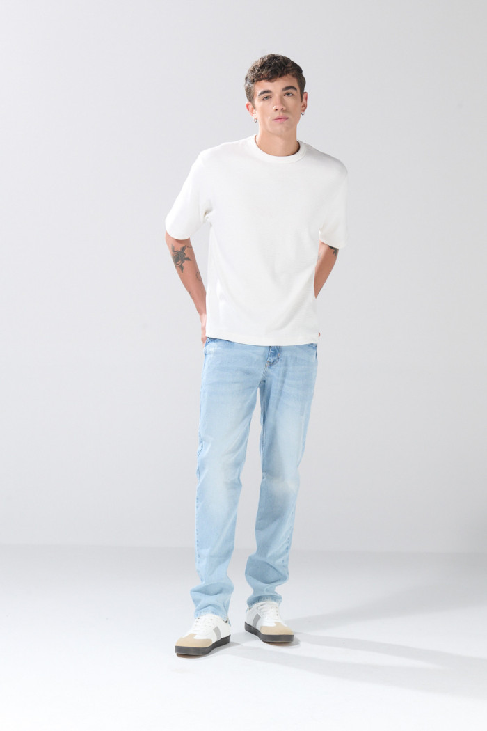 Jean azul claro slim infaltables con desgastes y tiro bajo