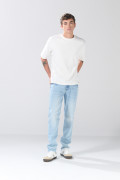 Jean azul claro slim infaltables con desgastes y tiro bajo