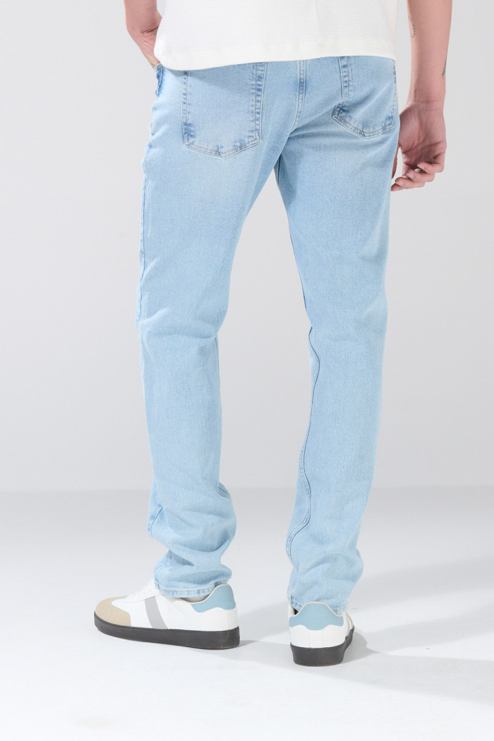 Jean azul claro slim infaltables con desgastes y tiro bajo
