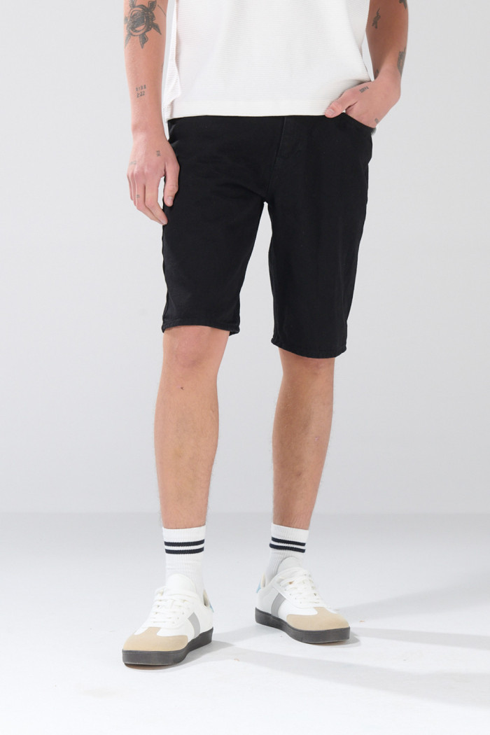 Bermuda slim de jean negra infaltables con tiro bajo
