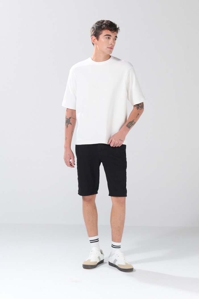 Bermuda slim de jean negra infaltables con tiro bajo
