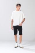 Bermuda slim de jean negra infaltables con tiro bajo
