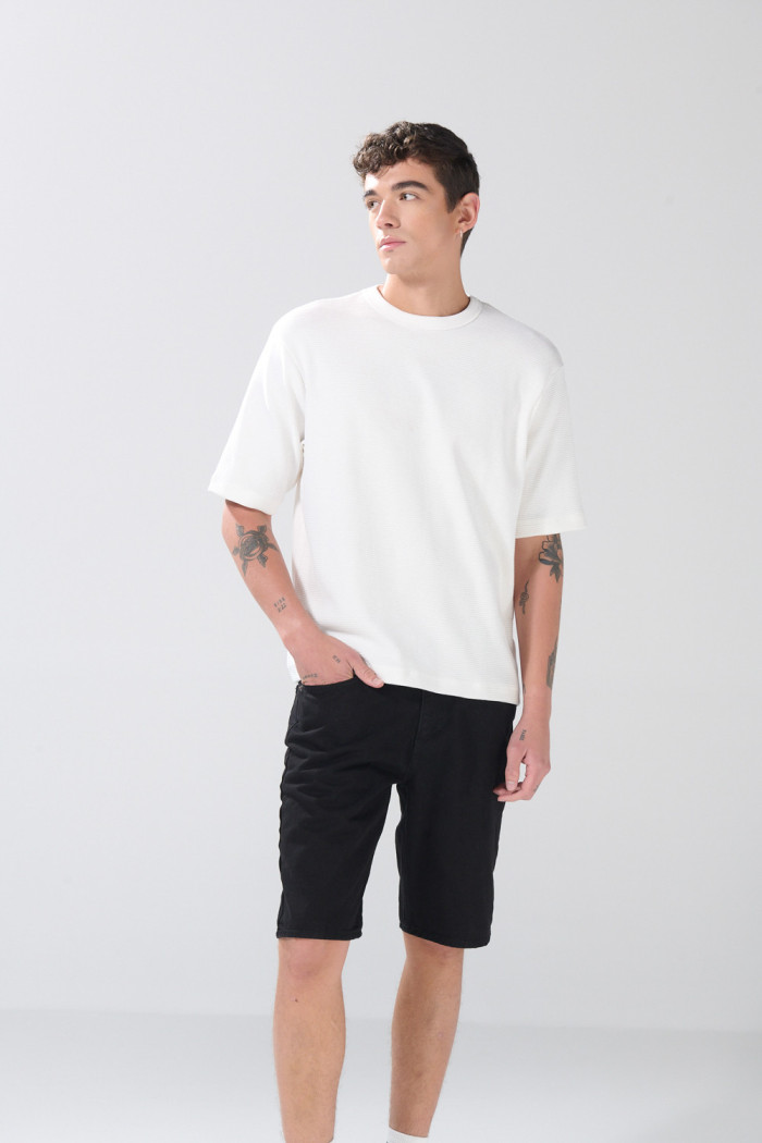 Bermuda slim de jean negra infaltables con tiro bajo
