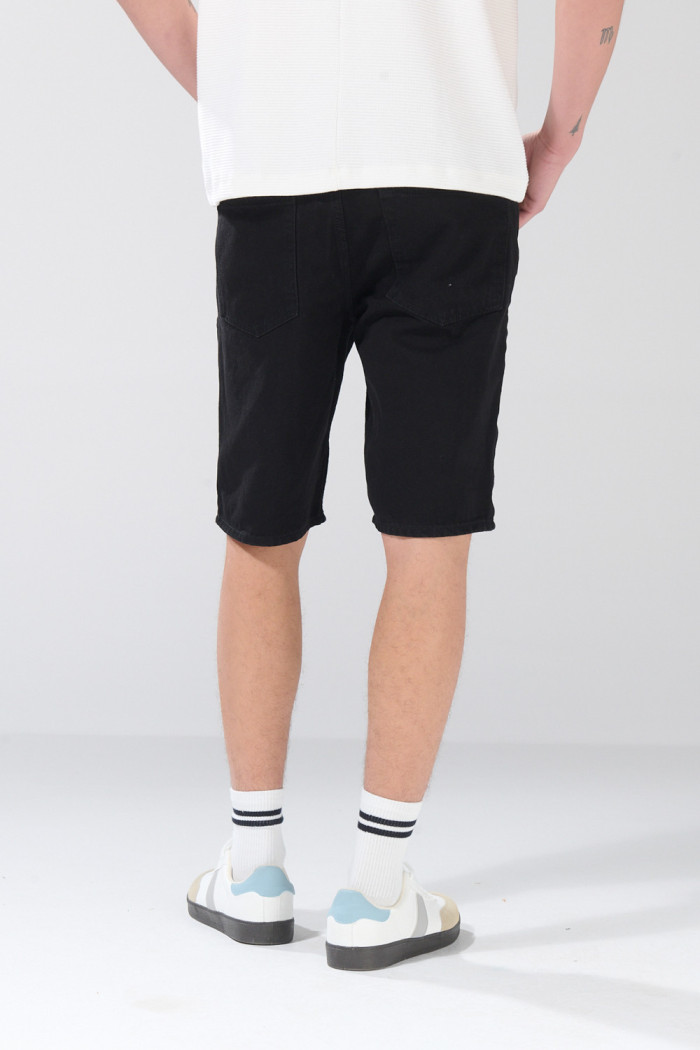 Bermuda slim de jean negra infaltables con tiro bajo
