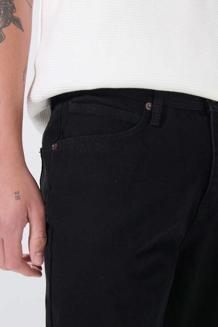 Bermuda slim de jean negra infaltables con tiro bajo
