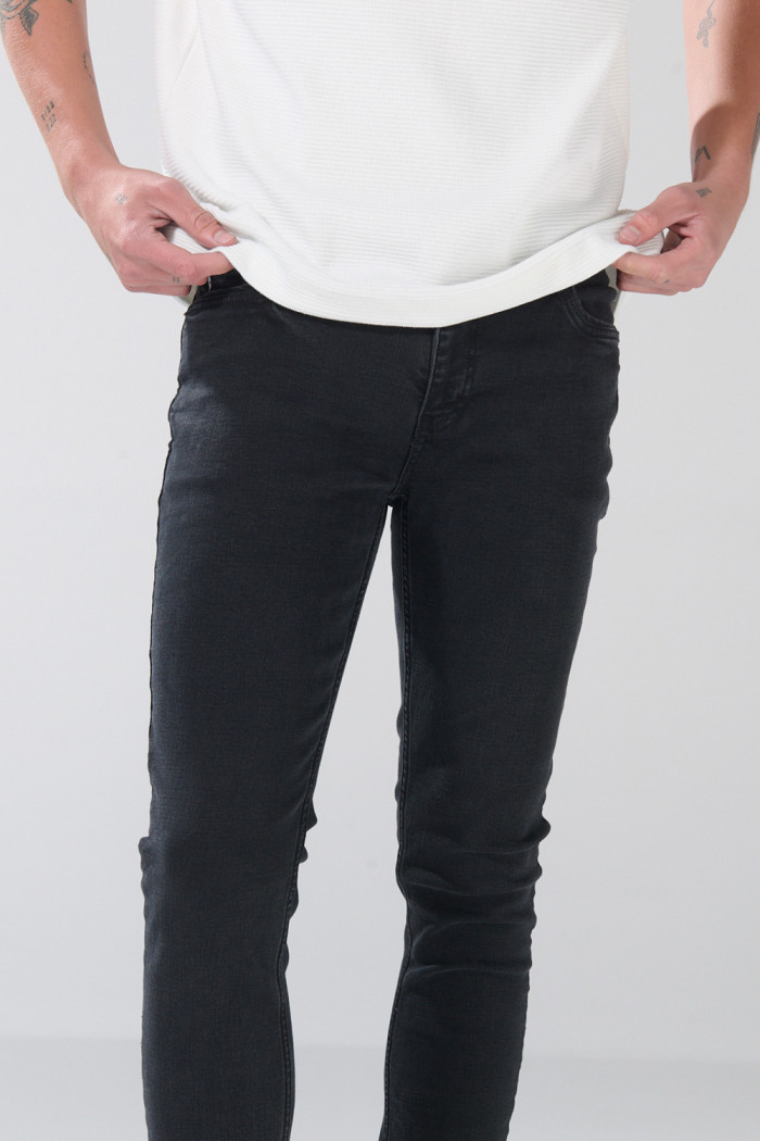 Jean infaltables tiro bajo skinny gris intenso con cremallera
