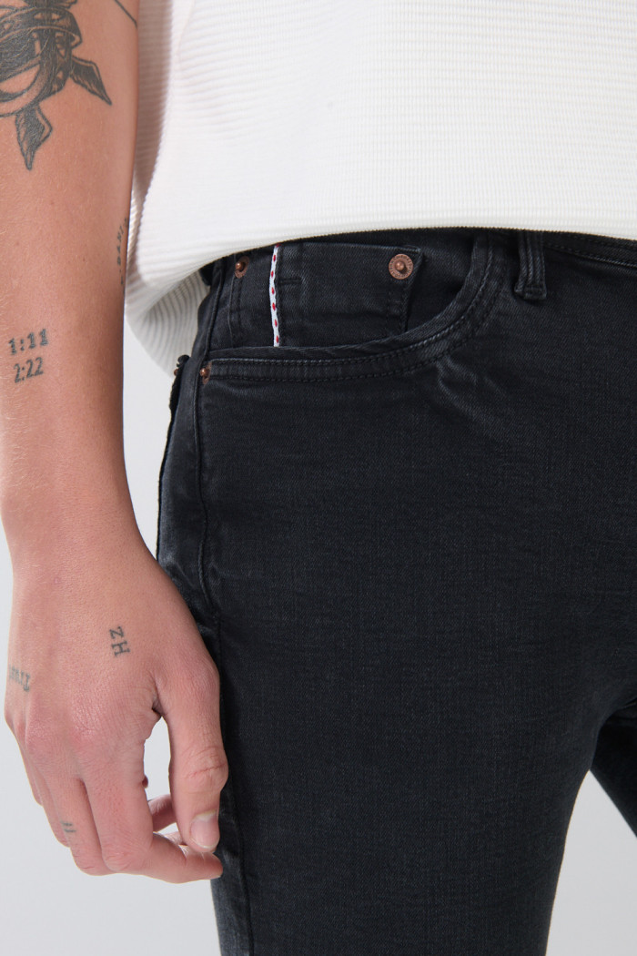 Jean infaltables tiro bajo skinny gris intenso con cremallera

