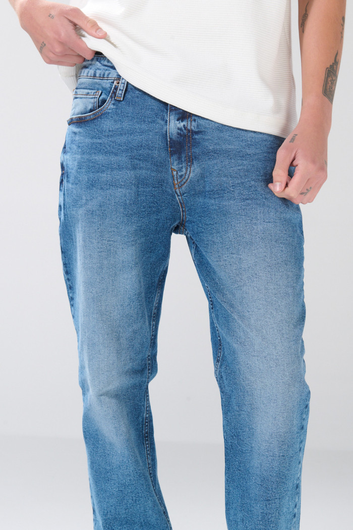 Jean bota recta azul straight leg infaltables con tiro bajo