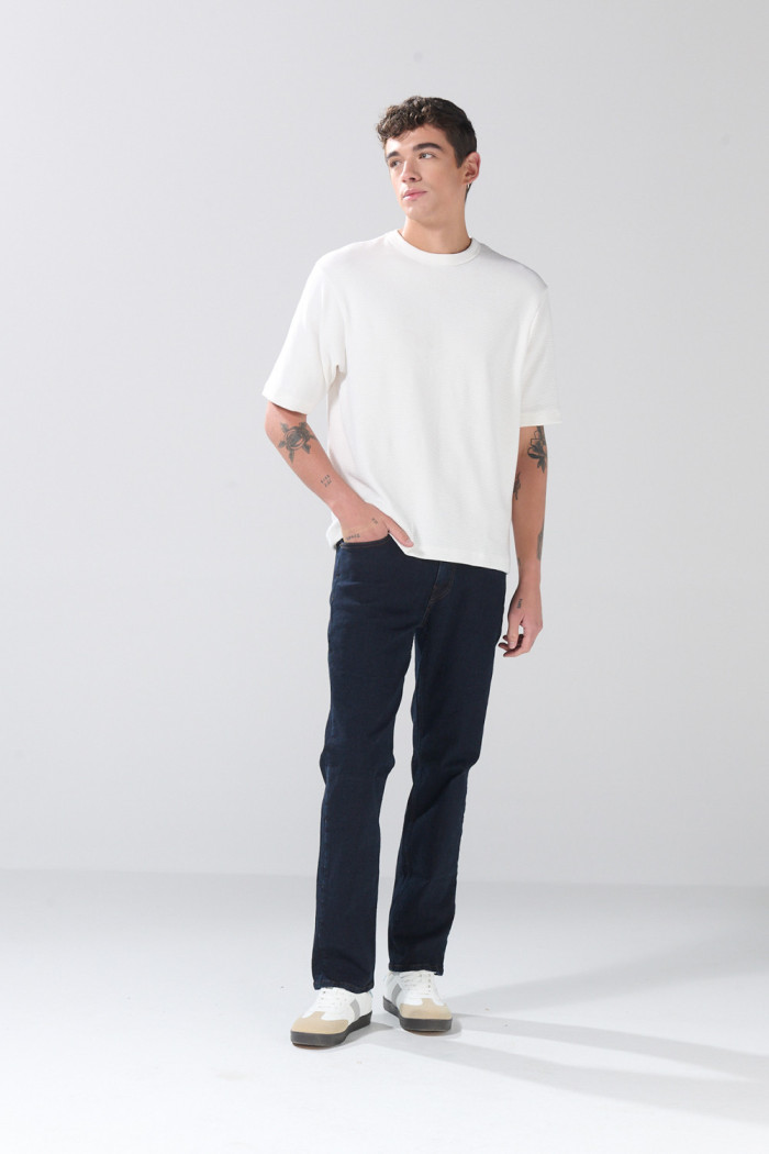 Jean azul intenso straight leg infaltables con bota recta
