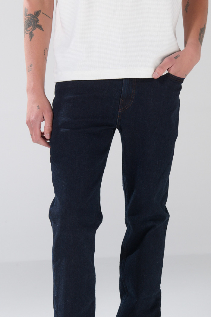Jean azul intenso straight leg infaltables con bota recta

