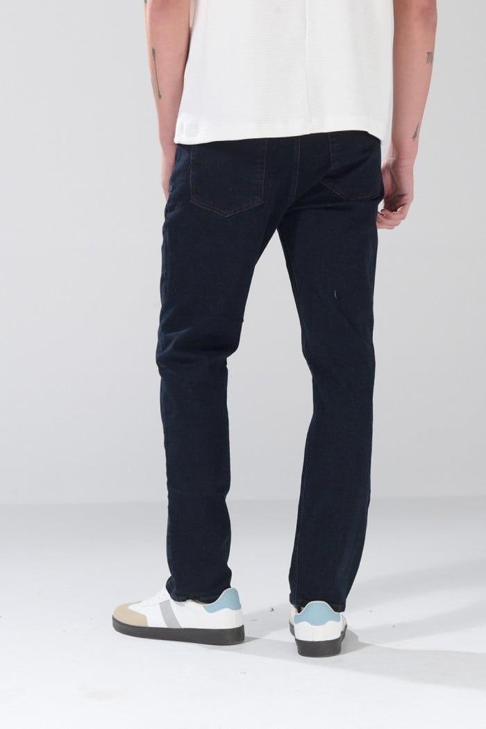 Jean azul intenso straight leg infaltables con bota recta
